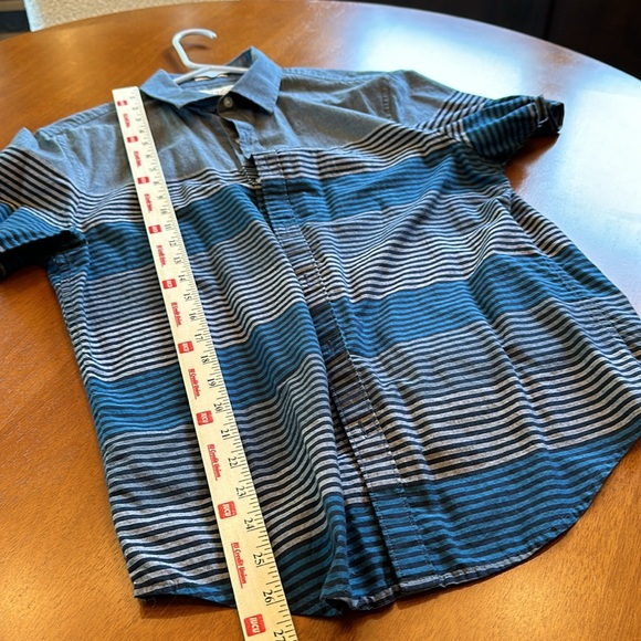 Great short sleeve button up by Original Penguin. Men’s medium; blue w stripes - Picture 8 of 8